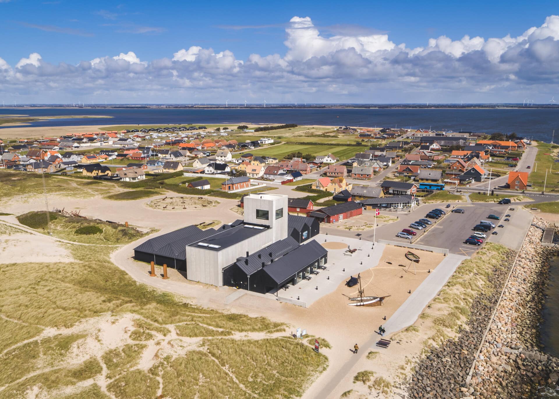 Strandingsmuseum St. George i Thorsminde set fra luften. Specialmuseet ligger med Vesterhavet på den ene side og Nissum Fjord på den anden.